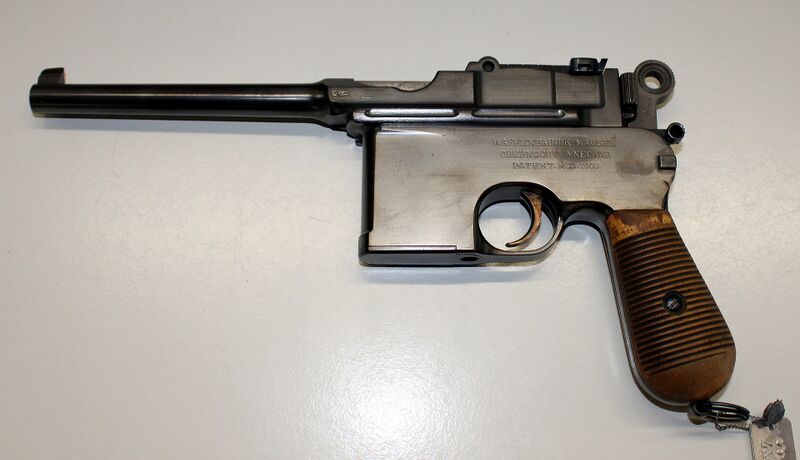 File:Pistole Mauser C 96 frühe Ausführung Waffe links in der WTS-Koblenz.jpg